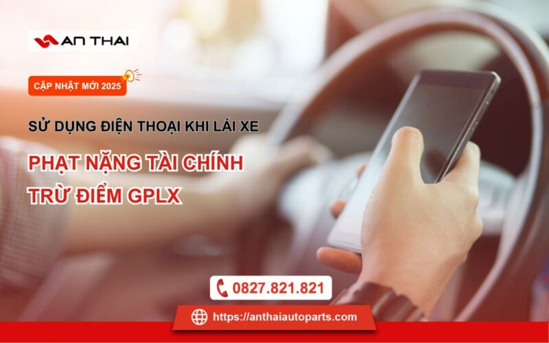 Hình ảnh người đi xe máy sử dụng điện thoại và bị phạt