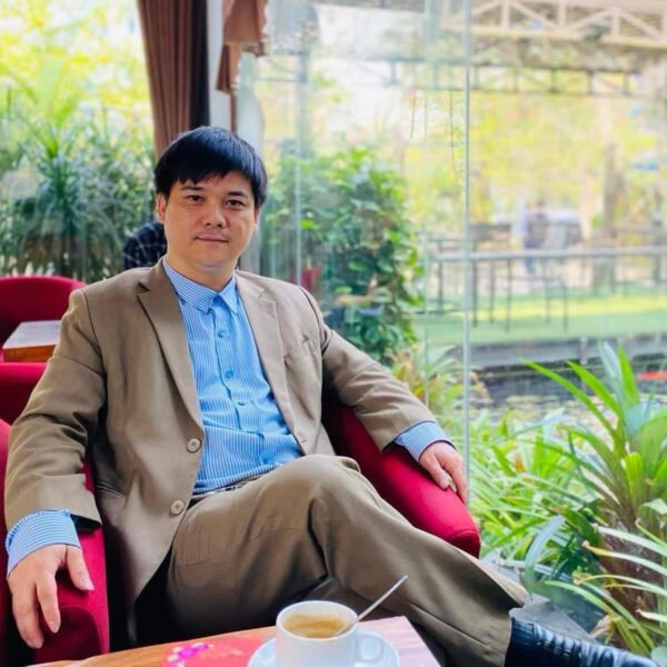 Hình ảnh người điều khiển xe máy bị kiểm tra nồng độ cồn bằng máy đo