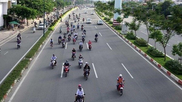 Hình ảnh người điều khiển xe máy đi sai làn đường so với vạch kẻ đường