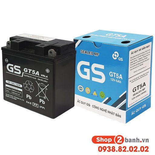 Hình ảnh người dùng đang kiểm tra tình trạng ắc quy xe máy