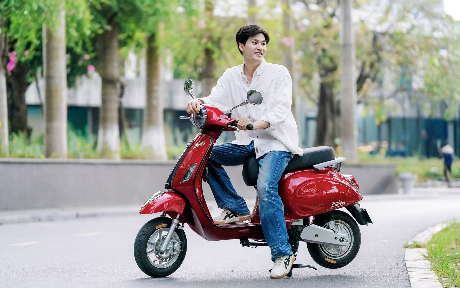 Hình ảnh người dùng đang ngồi thử một mẫu xe máy điện TAILG với thiết kế trẻ trung