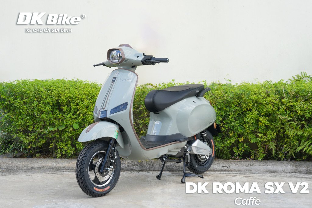 Hình ảnh người dùng trẻ tuổi sử dụng xe Roma SX