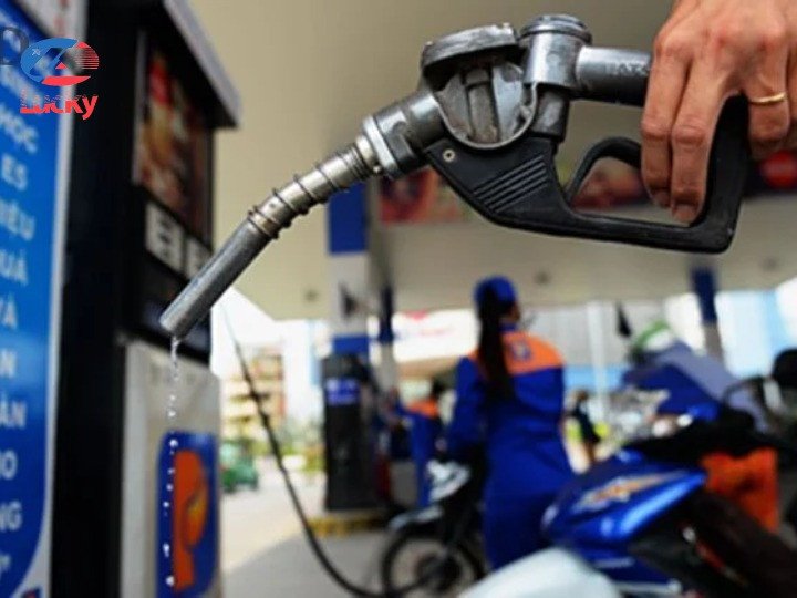 Hình ảnh người lái xe kiểm tra lượng xăng để tránh tình trạng xe bị giật