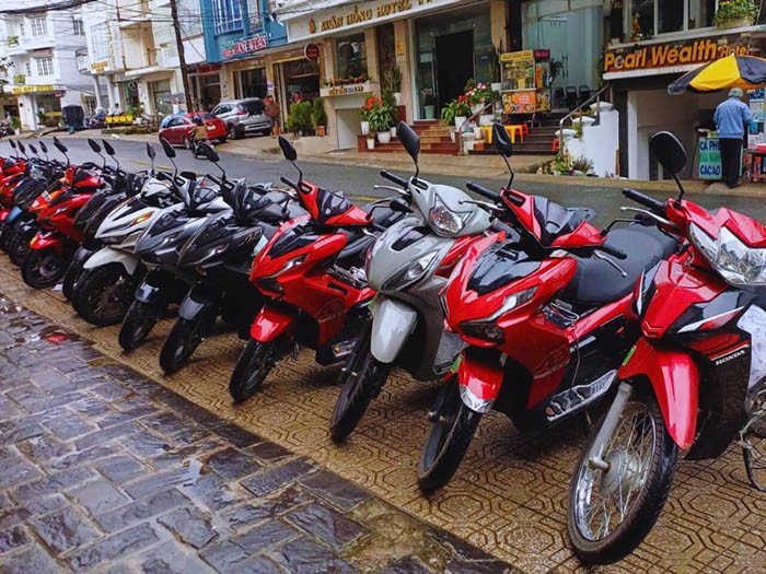 Hình ảnh người lái xe máy 100cc đang đi trên đường với tốc độ vừa phải