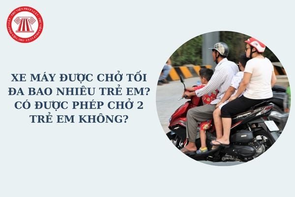 Hình ảnh người lái xe máy chở hai em bé an toàn với mũ bảo hiểm