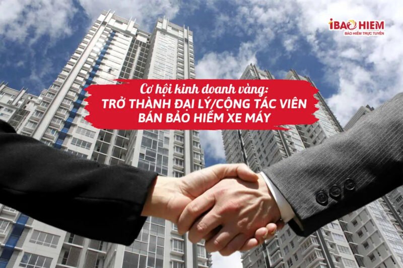 Hình ảnh người lái xe máy đang tham gia giao thông với mũ bảo hiểm