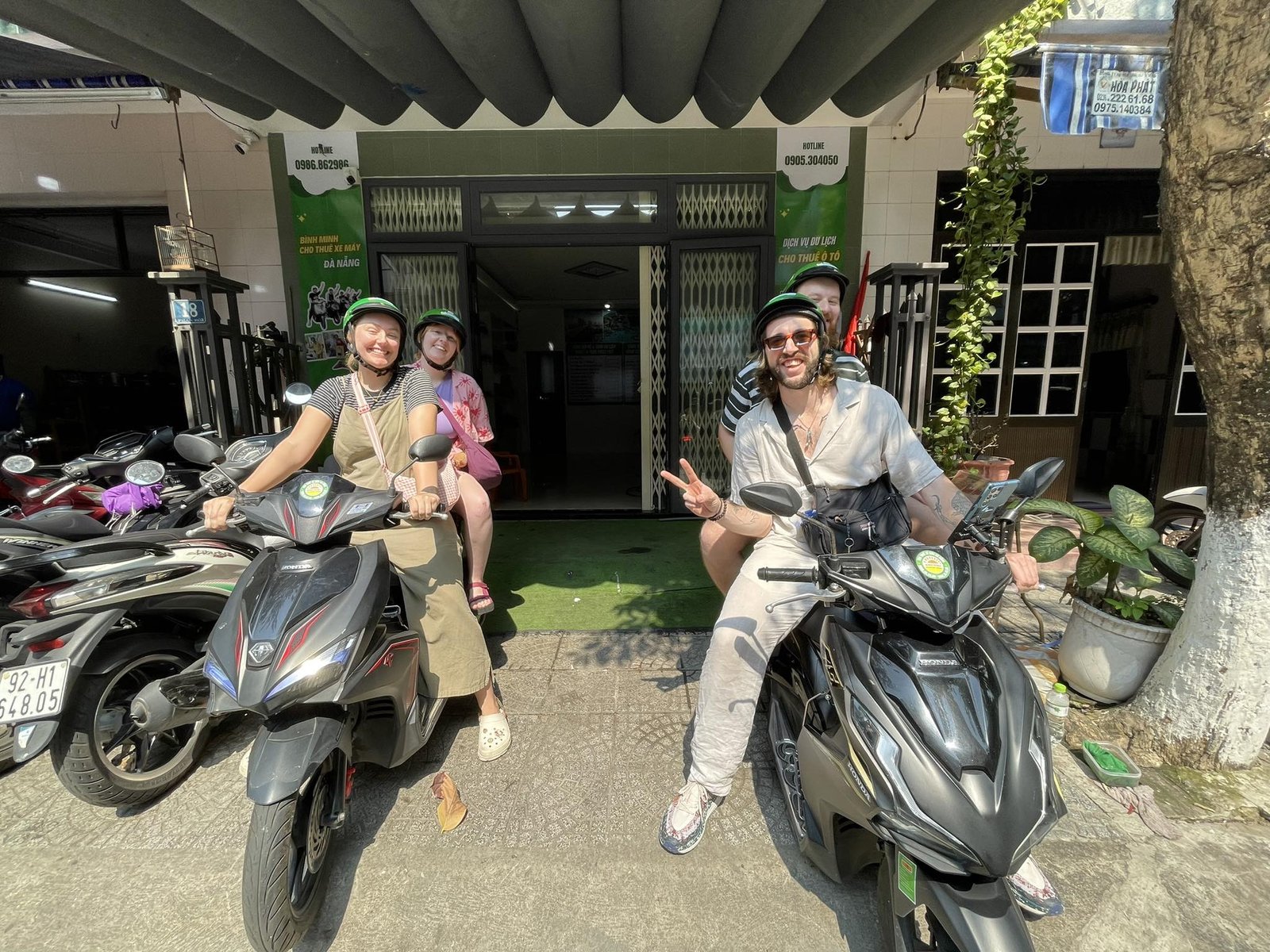 Hình ảnh người lái xe máy đi trên đường phố Đà Nẵng