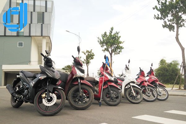 Hình ảnh người lái xe máy đội mũ bảo hiểm chuẩn bị lên đường