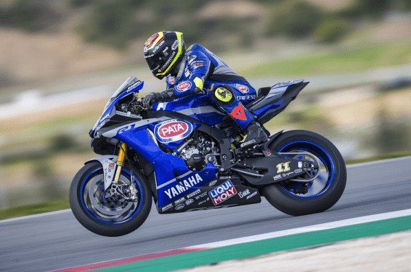 Hình ảnh người lái xe máy kiểm soát xe tốc độ cao trên đường nhựa với vành đúc