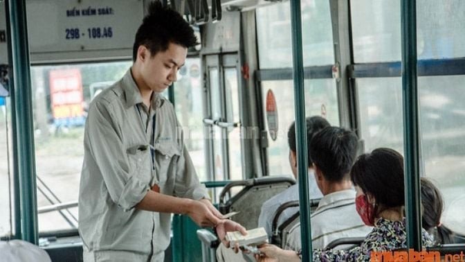 Hình ảnh người phụ xe đang làm việc cùng tài xế trên xe tải