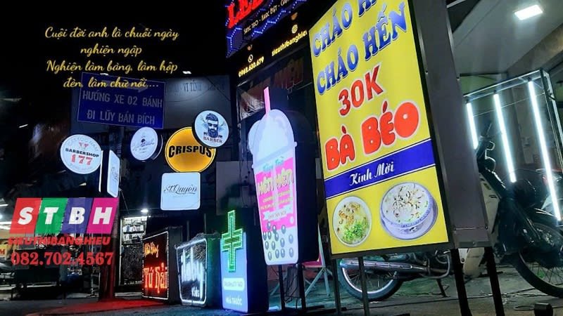 Hình ảnh người thợ lớn tuổi và thợ trẻ cùng làm việc