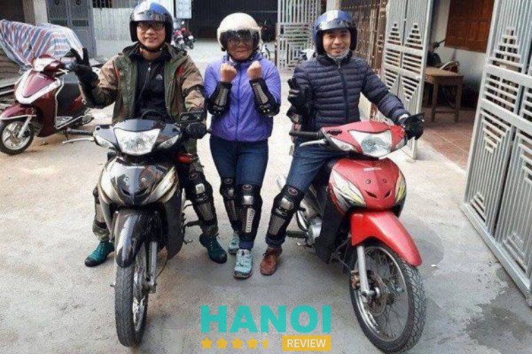 Hình ảnh nhân viên đang kiểm tra xe máy trước khi bàn giao