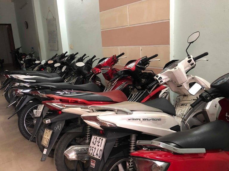 Hình ảnh nhân viên giao xe máy nhanh chóng cho khách thuê gần sân bay Tân Sơn Nhất