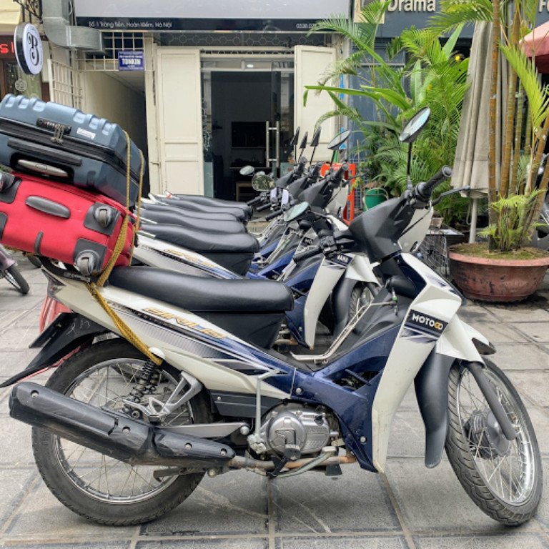 Hình ảnh nhân viên giao xe và kiểm tra xe máy cho khách thuê