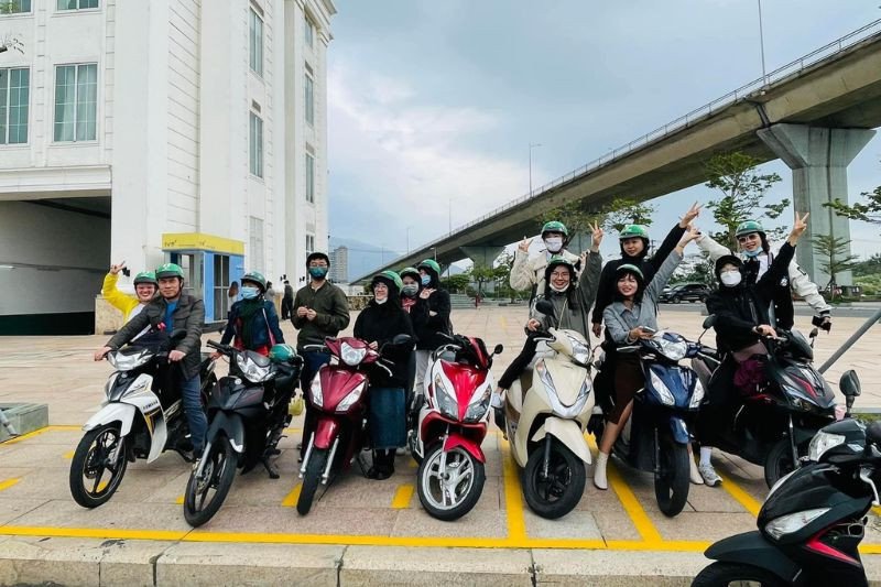 Hình ảnh nhân viên hỗ trợ khách hàng đang giao xe máy đã được chuẩn bị kỹ càng