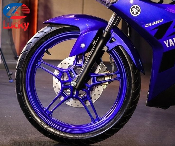 Hình ảnh nhân viên kỹ thuật đang tiến hành lắp đặt lốp mới cho xe tay ga Honda