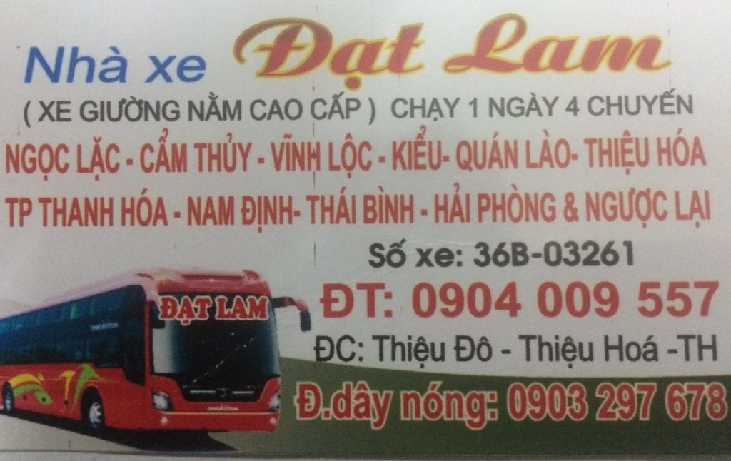 Hình ảnh nhân viên nhà xe hỗ trợ hành khách lên xe