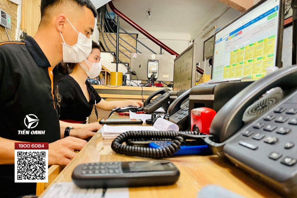 Hình ảnh nhân viên nhà xe Tiến Oanh hỗ trợ hành khách tại quầy vé