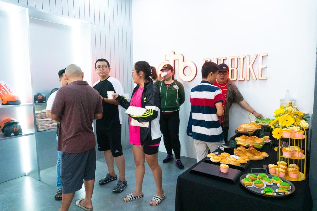 Hình ảnh nhân viên tư vấn nhiệt tình cho khách hàng