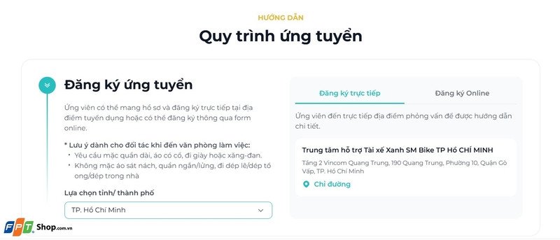 Hình ảnh nhân viên Xanh SM đang hướng dẫn tài xế mới sử dụng ứng dụng