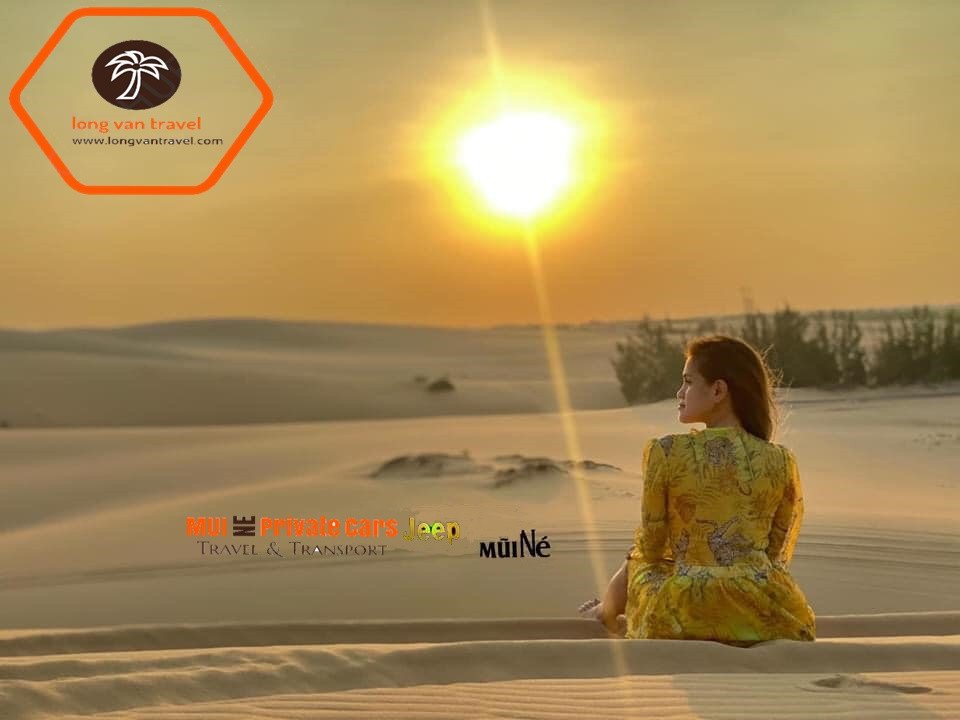 Hình ảnh những chiếc xe Jeep đang tham gia tour ngắm bình minh tại Mũi Né