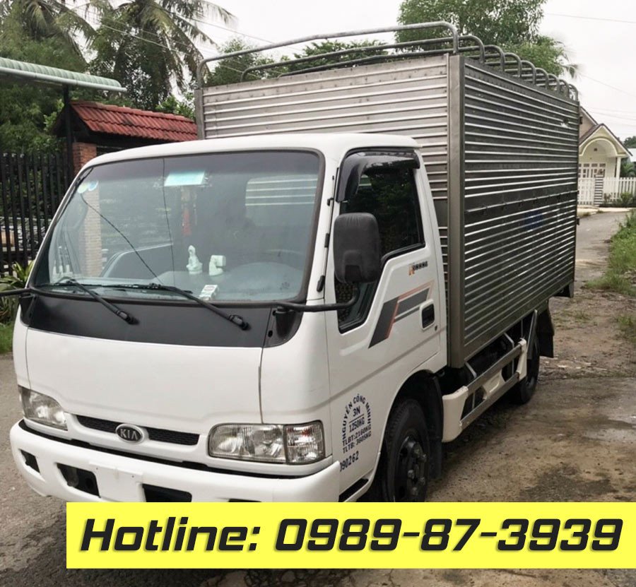 Hình ảnh nội thất đơn giản của khoang lái xe tải Kia cũ