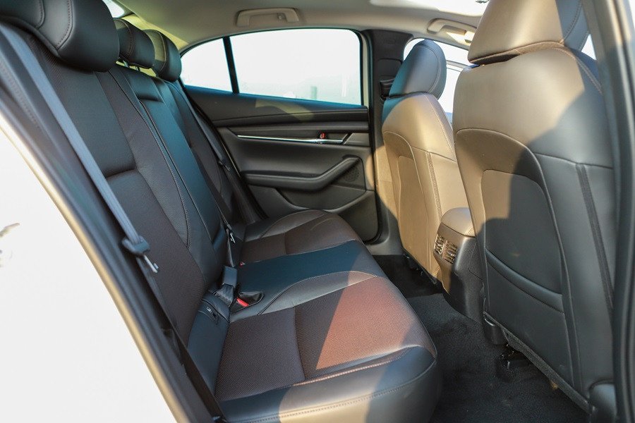 Hình ảnh nội thất hàng ghế sau của Mazda 3