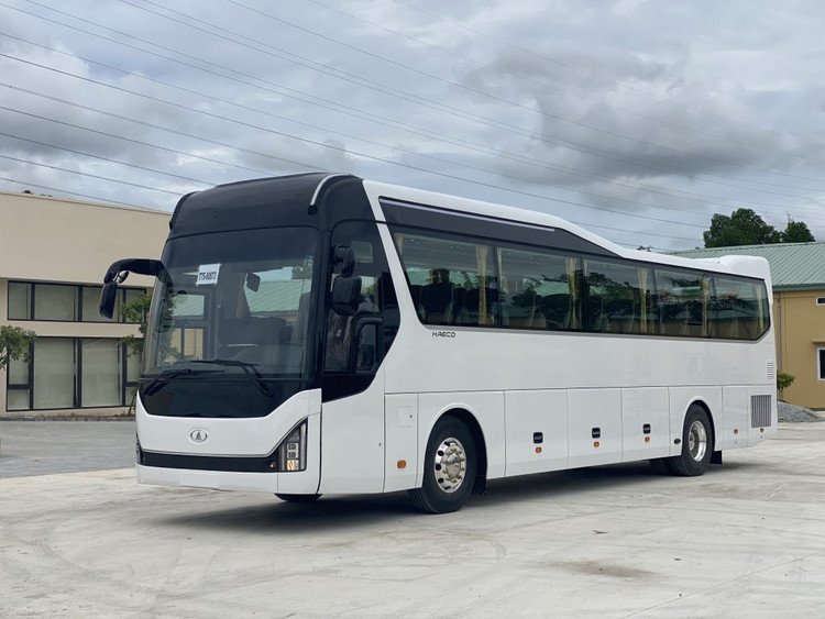 Hình ảnh nội thất một chiếc xe 45 chỗ rộng rãi với ghế ngồi êm ái và hệ thống điều hòa đầy đủ