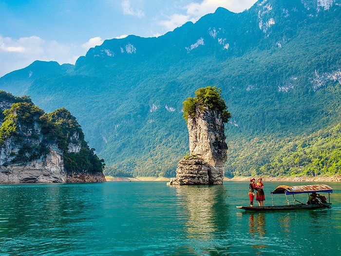 Hình ảnh nội thất một chiếc xe ô tô hiện đại, sạch sẽ với đầy đủ tiện nghi, thể hiện sự thoải mái khi đi xe ghép