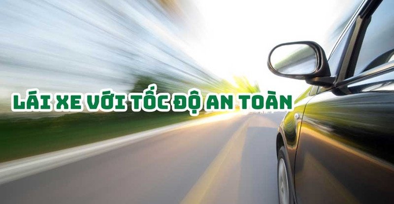 Hình ảnh nội thất ô tô cho thấy tài xế đang tập trung vào con đường phía trước