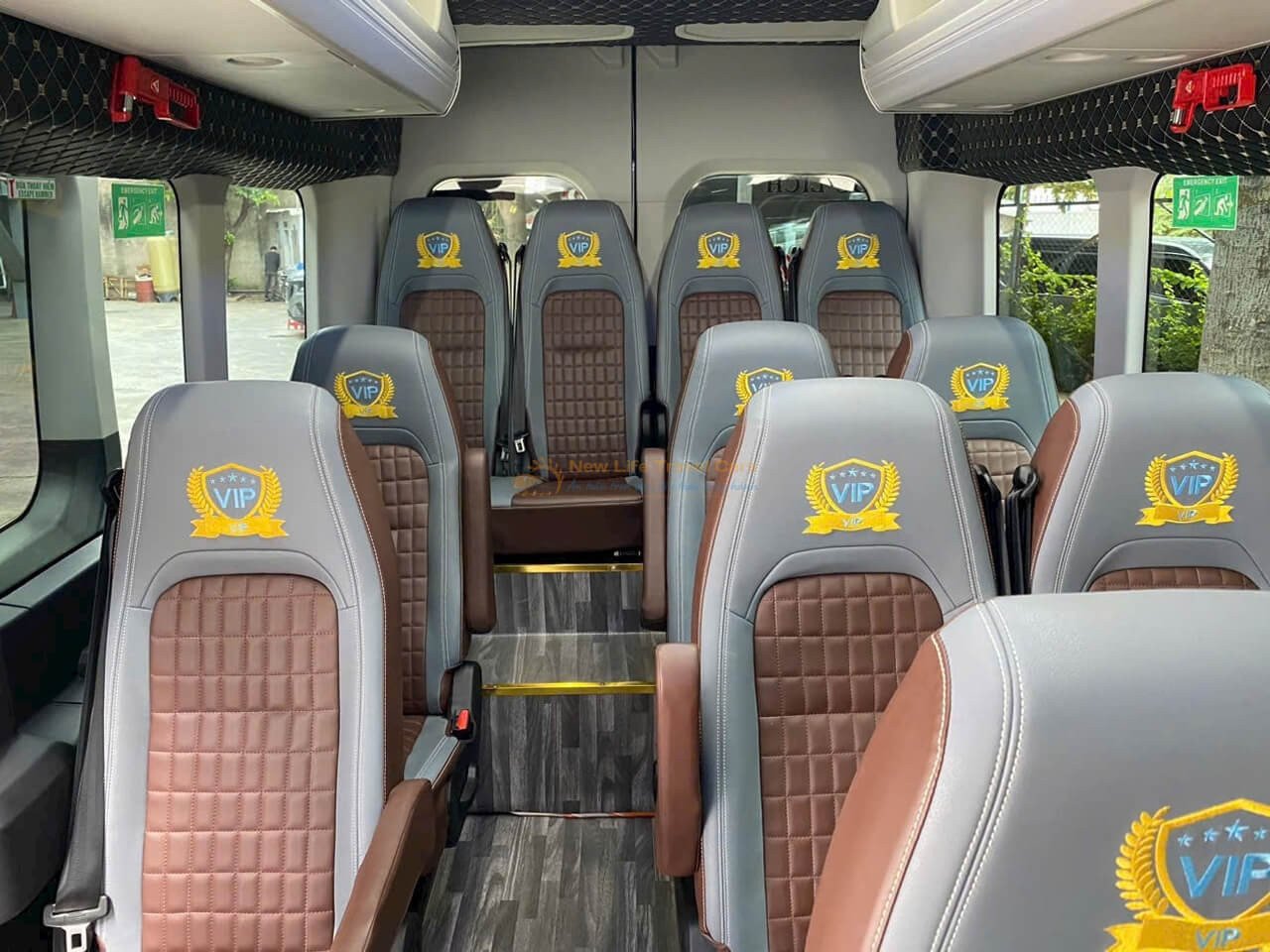 Hình ảnh nội thất rộng rãi và sạch sẽ của một chiếc xe 16 chỗ cho thuê tại Nha Trang