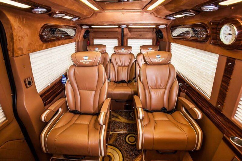 Hình ảnh nội thất sang trọng của xe limousine hiện đại phục vụ tuyến Hà Nội - Hà Nam