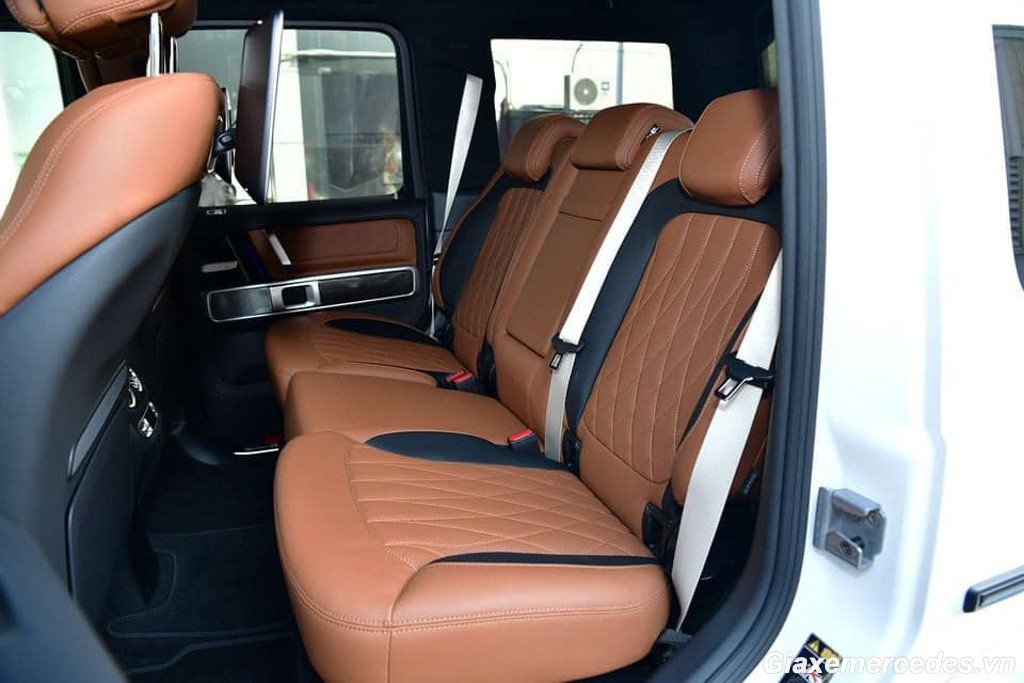 Hình ảnh nội thất tập trung vào hàng ghế sau và các chi tiết tiện nghi
