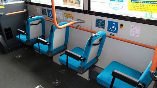 Cập Nhật Lộ Trình Xe Bus 21B Hà Nội Mới Nhất Hình ảnh nội thất xe buýt hiện đại với ghế ngồi sạch sẽ và hệ thống điều hòa