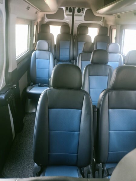 Hình ảnh nội thất xe khách cao cấp với ghế ngồi thoải mái và không gian thoáng đãng