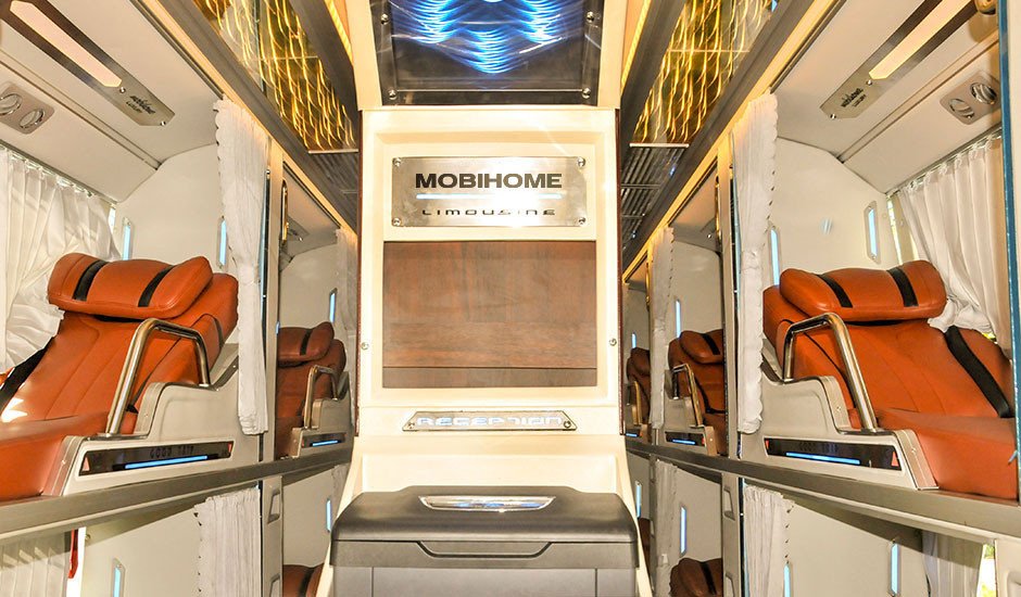 Hình ảnh nội thất xe khách giường nằm với các khoang riêng biệt được trang bị tiện nghi