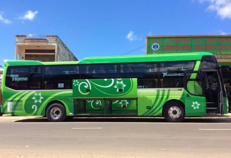 Hình ảnh nội thất xe khách với các giường nằm được sắp xếp gọn gàng và sạch sẽ