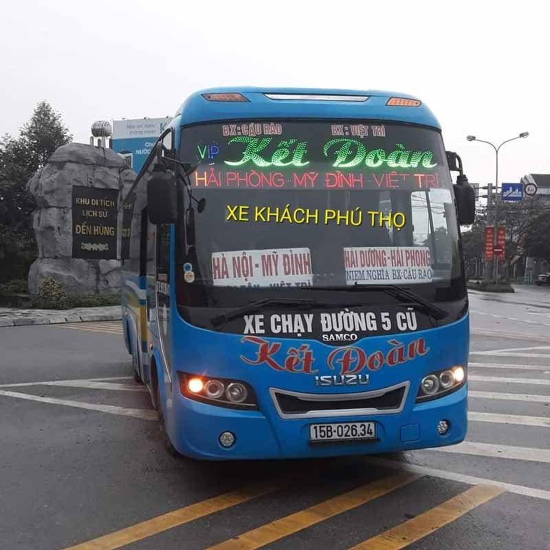 Hình ảnh nội thất xe khách với đầy đủ tiện nghi như màn hình TV và điều hòa