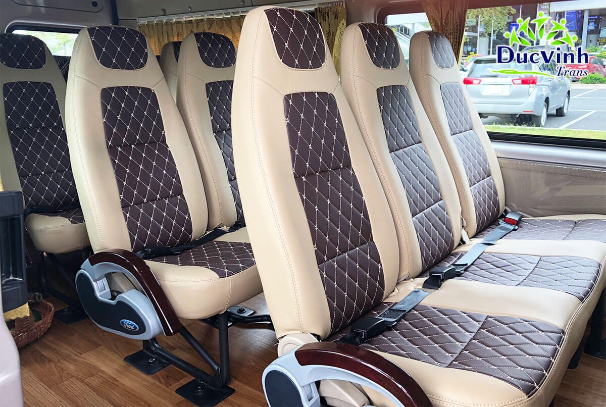 Hình ảnh nội thất xe khách với ghế ngồi được sắp xếp gọn gàng