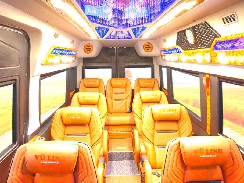 Hình ảnh nội thất xe limousine hiện đại với ghế ngồi rộng rãi và tiện nghi