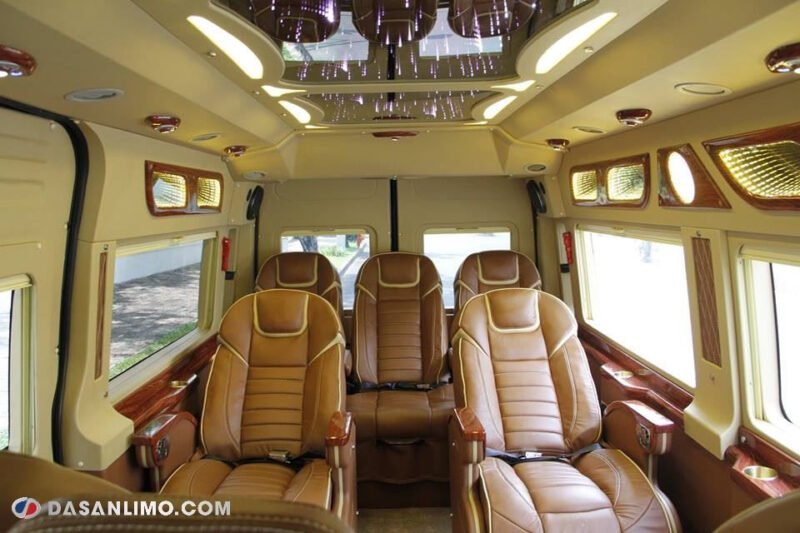 Hình ảnh nội thất xe limousine sang trọng với ghế bọc da cao cấp