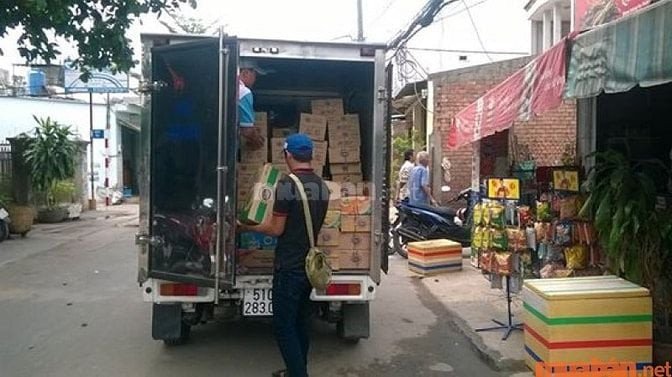 Hình ảnh phụ xe đang trao đổi thông tin về tuyến đường với tài xế