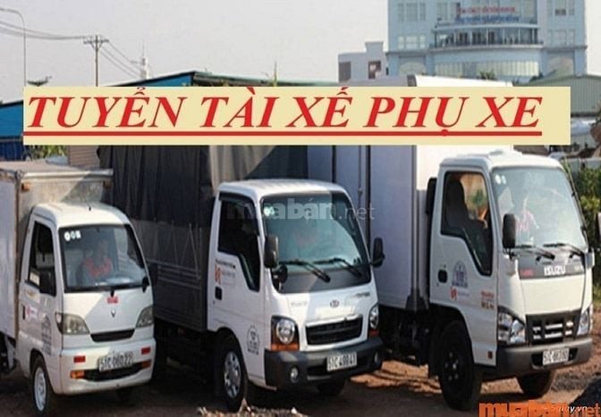 Hình ảnh phụ xe hỗ trợ tài xế trong việc bốc xếp hàng hóa