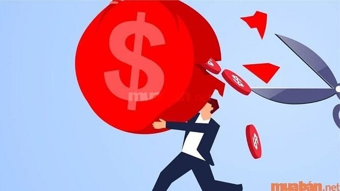 Hình ảnh phụ xe kiểm tra hàng hóa trước khi khởi hành