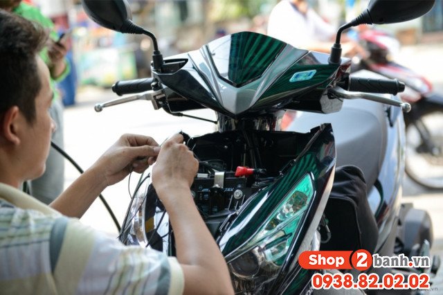 Hình ảnh so sánh ắc quy nước và ắc quy khô xe máy