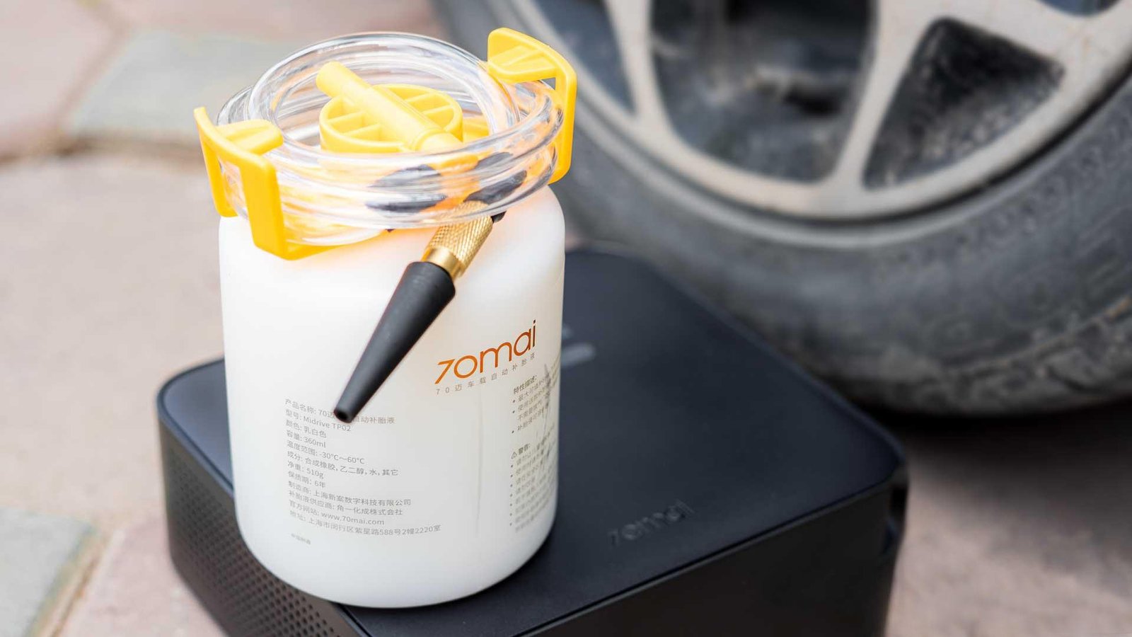 Hình ảnh so sánh các loại chai keo tự vá lốp xe máy khác nhau về kích thước và bao bì