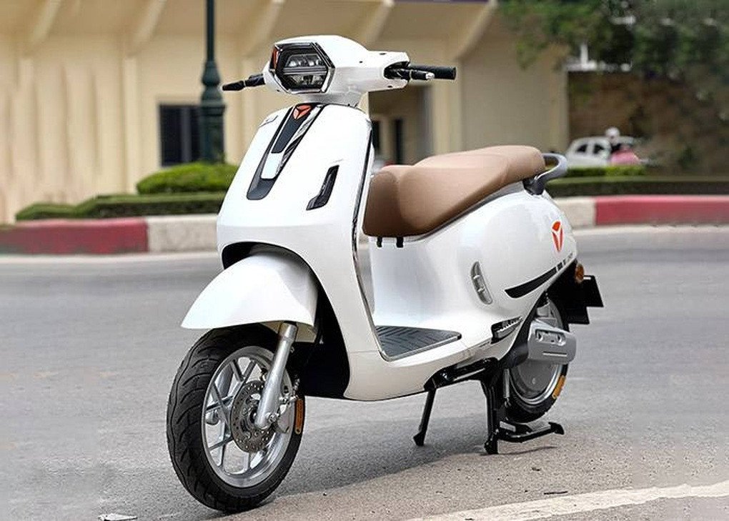 Hình ảnh so sánh các mẫu xe máy điện Yadea Oris và Voltguard P với thiết kế và thông số khác biệt
