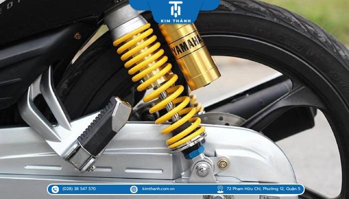 Hình ảnh so sánh giữa việc sửa chữa và thay thế giảm xóc xe máy