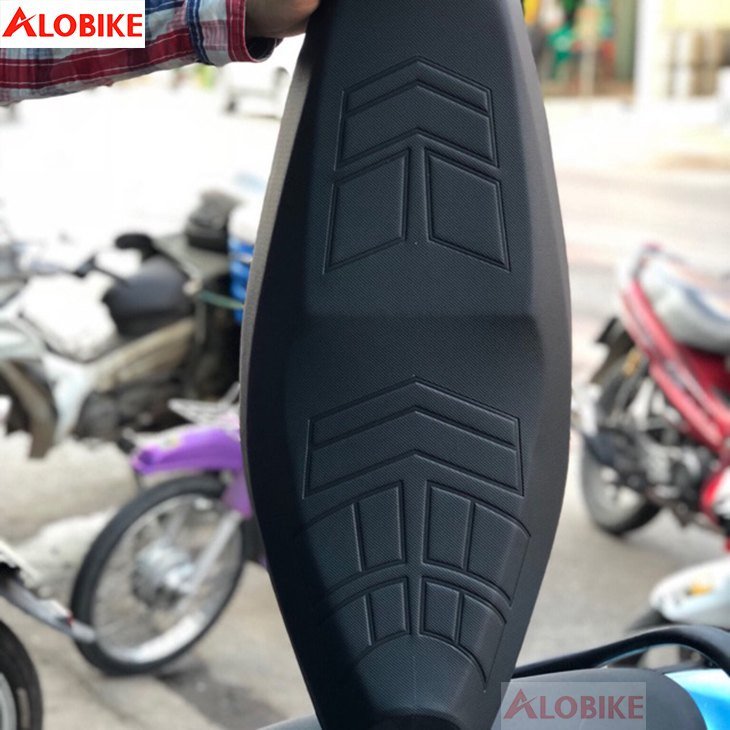 Hình ảnh so sánh hai phong cách bọc yên: một chiếc zin và một chiếc độ cá tính