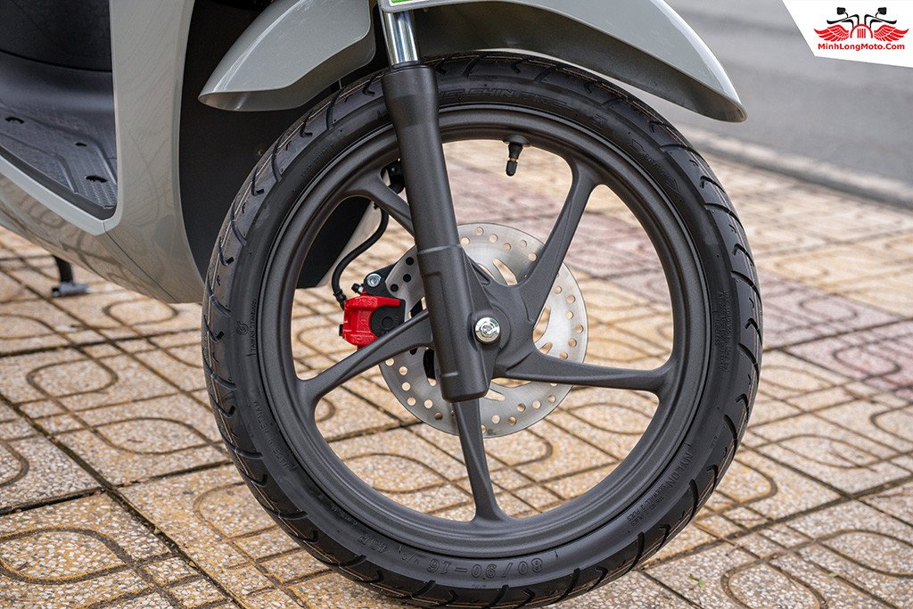 Hình ảnh so sánh kích thước lốp trước và sau của các phiên bản Vision